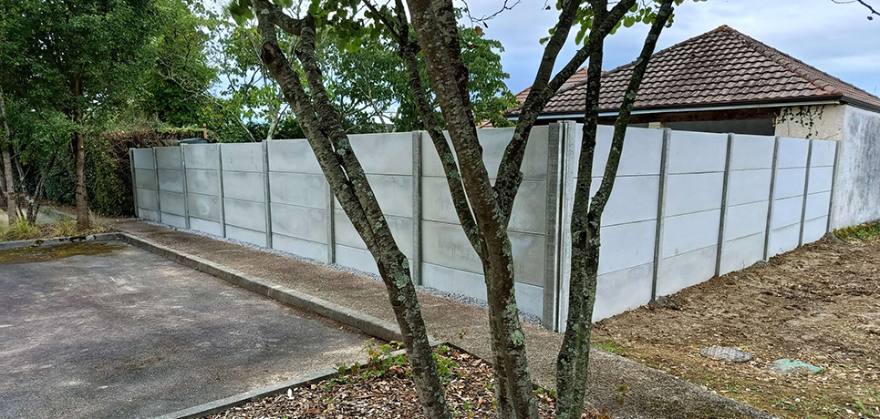 Pose de clôture en panneaux béton
