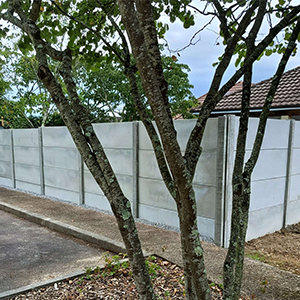 Pose de clôture en panneaux béton dans le Béarn