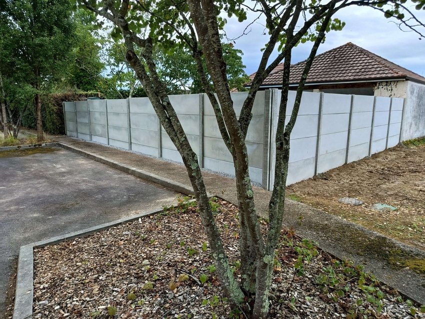 Remplacement d'une haie par clôture en plaques béton dans le Béarn - Castagnous Paysage