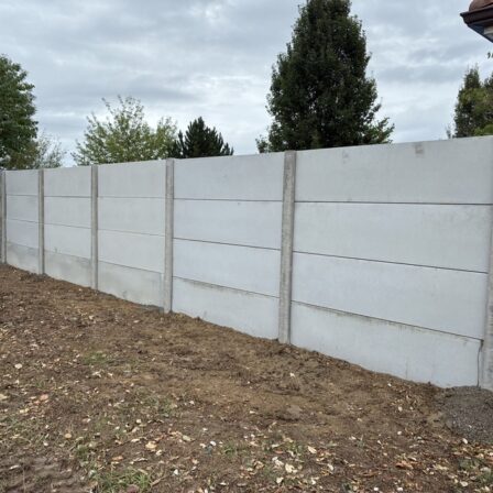 Remplacement d'une haie par clôture en plaques béton dans le Béarn - Castagnous Paysage