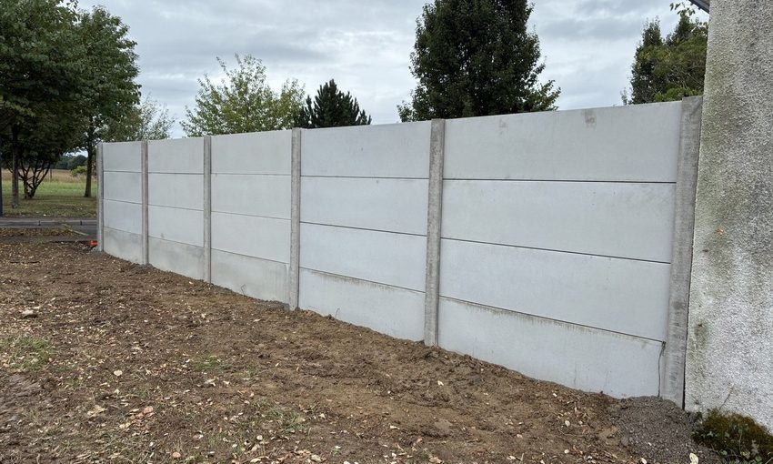 Remplacement d'une haie par clôture en plaques béton dans le Béarn - Castagnous Paysage