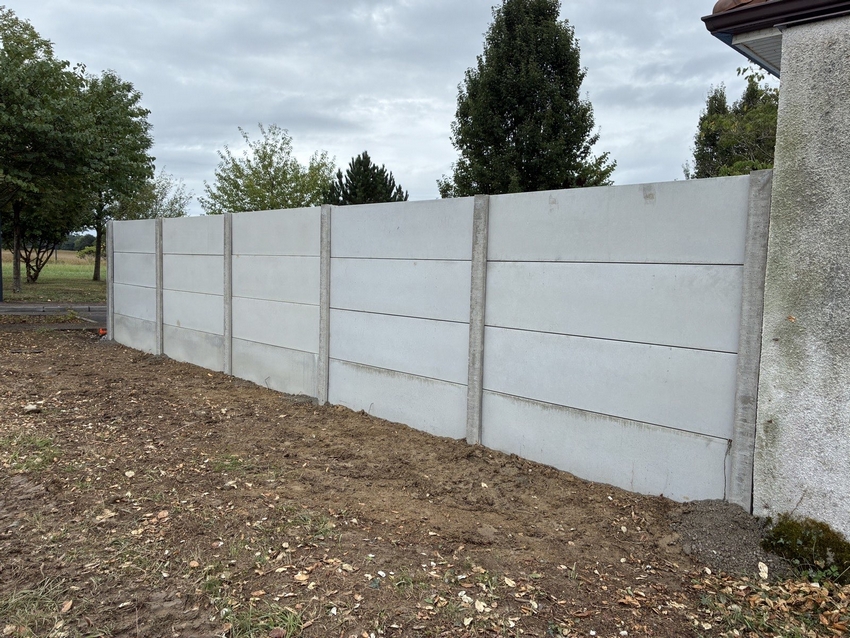 Remplacement d'une haie par clôture en plaques béton dans le Béarn - Castagnous Paysage